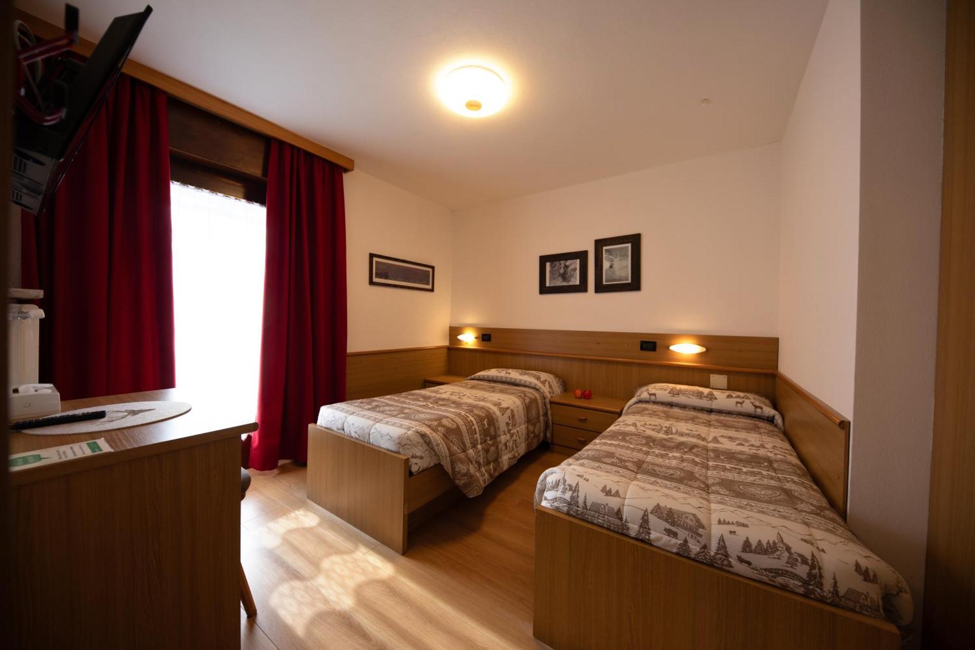 Albergo Venezia Passo Rolle Exterior photo